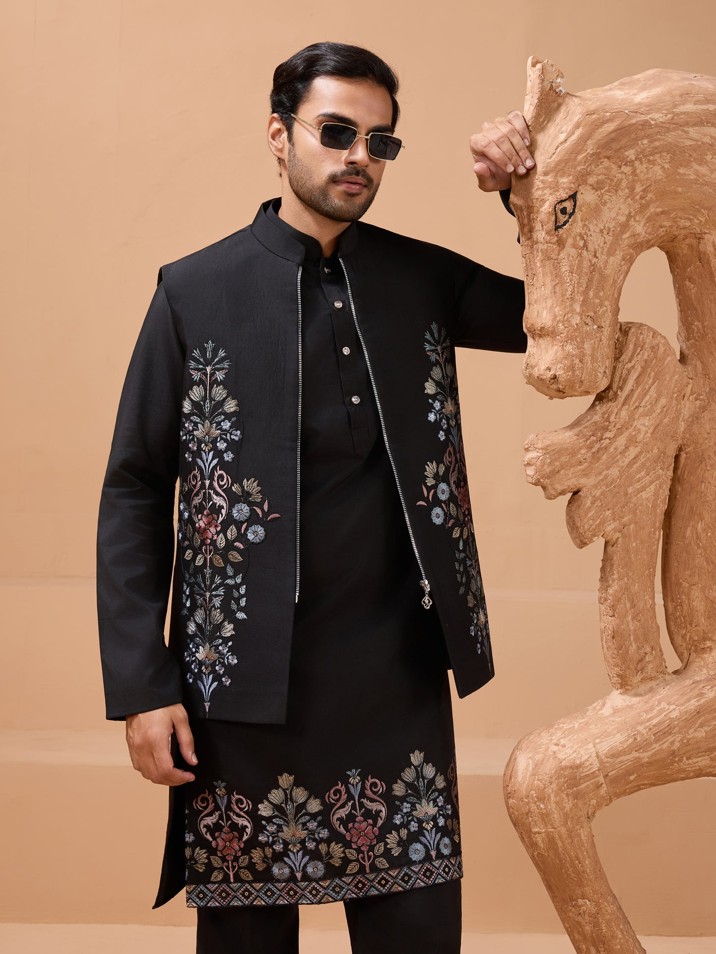 Black Embroidered Kurta Set with Elegant Floral Detailing