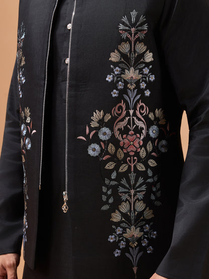 Black Embroidered Kurta Set with Elegant Floral Detailing