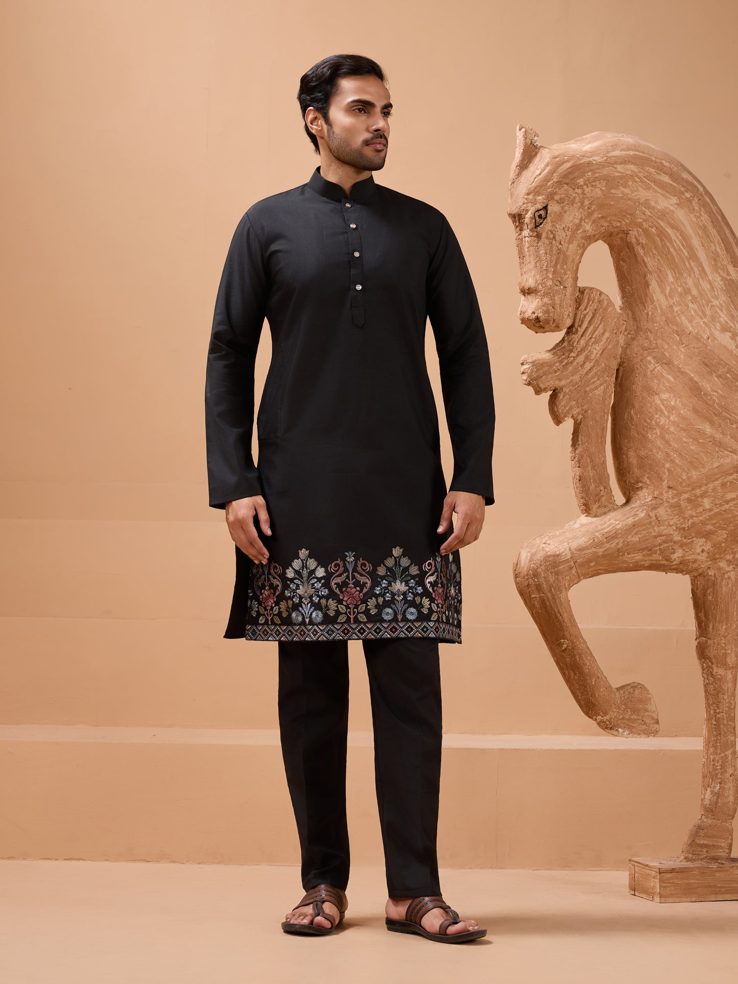 Black Embroidered Kurta Set with Elegant Floral Detailing