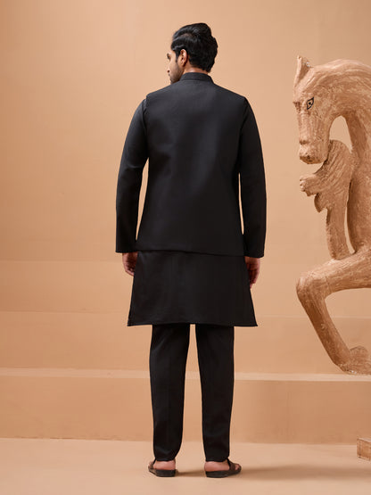 Black Embroidered Kurta Set with Elegant Floral Detailing